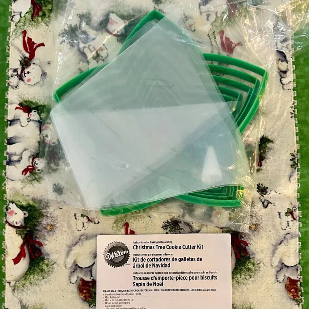 NIB Wilton Christmas Tree Cookie Cutter Kit 3 Decorating Bags 2 Decorating Tips